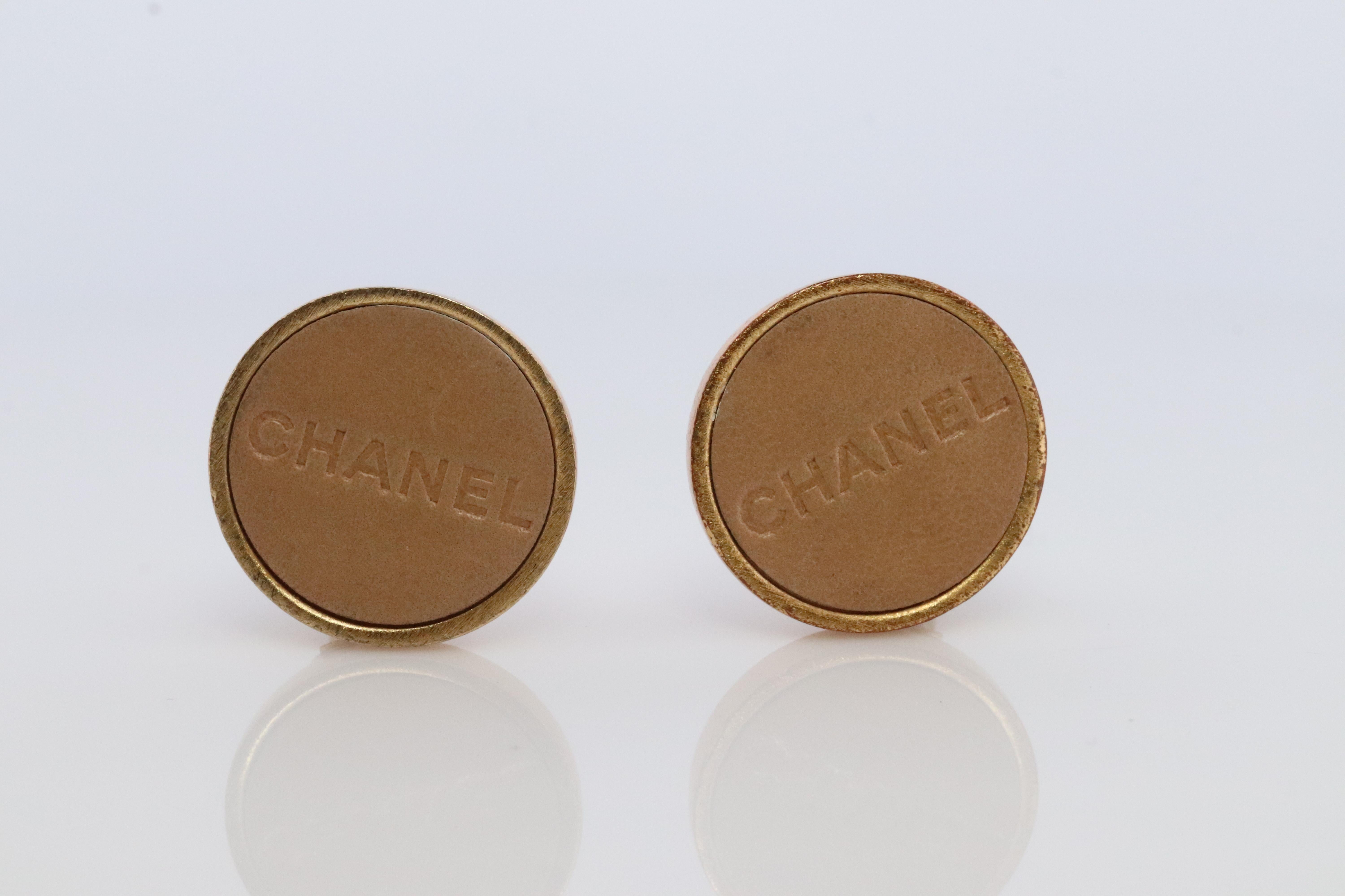 Chanel-Ohrringe. Genuine CC CHANEL Runde LOGO Clip-Ohrringe. Leder im Angebot 3