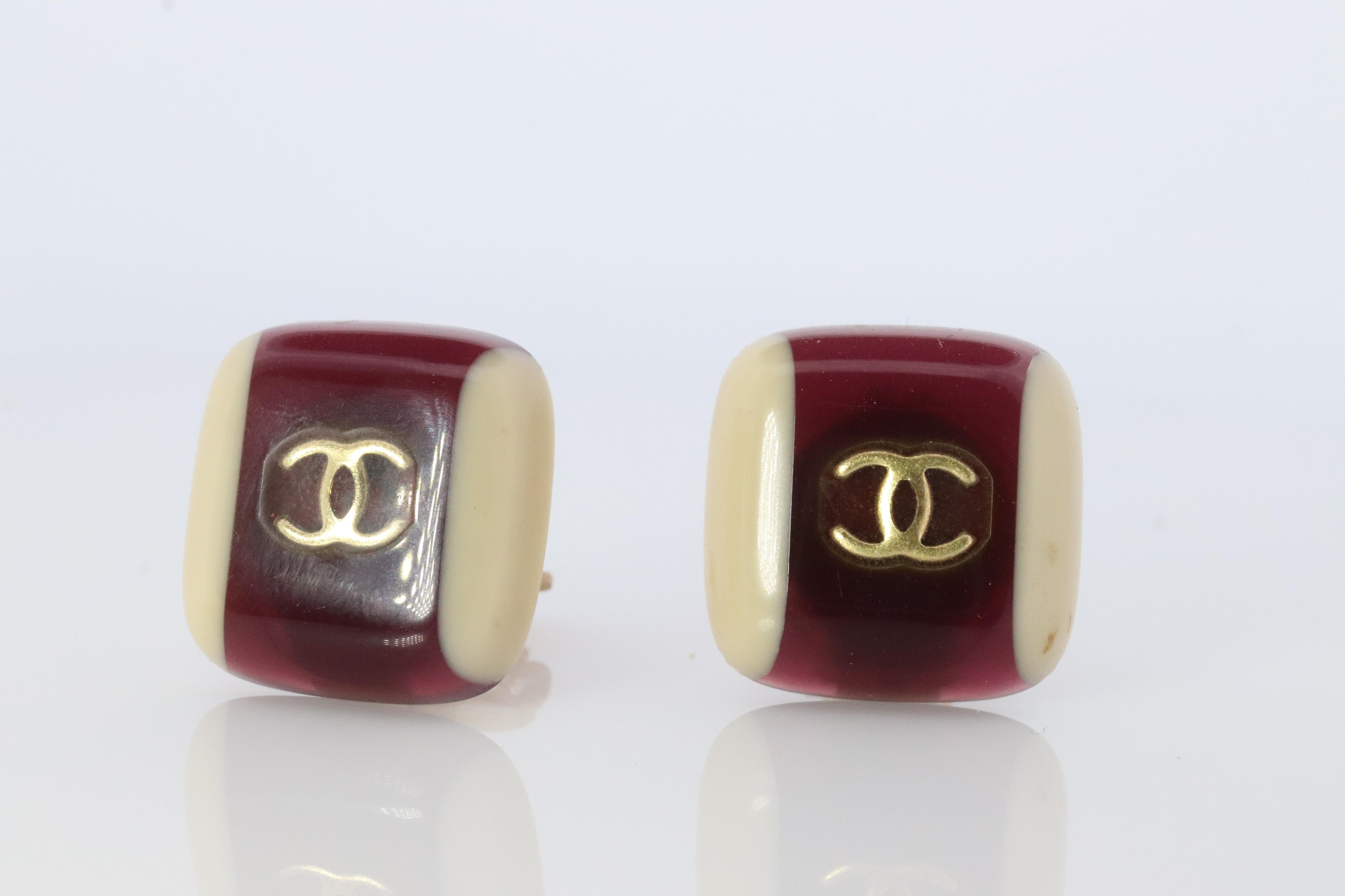 Rough Cut Chanel Earrings. Genuine CC CHANEL Round LOGO Clip on earrings Plastic Square For Sale