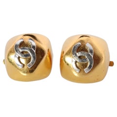 Orecchini Chanel. Orecchini a clip con logo tondo autentico Chanel Square