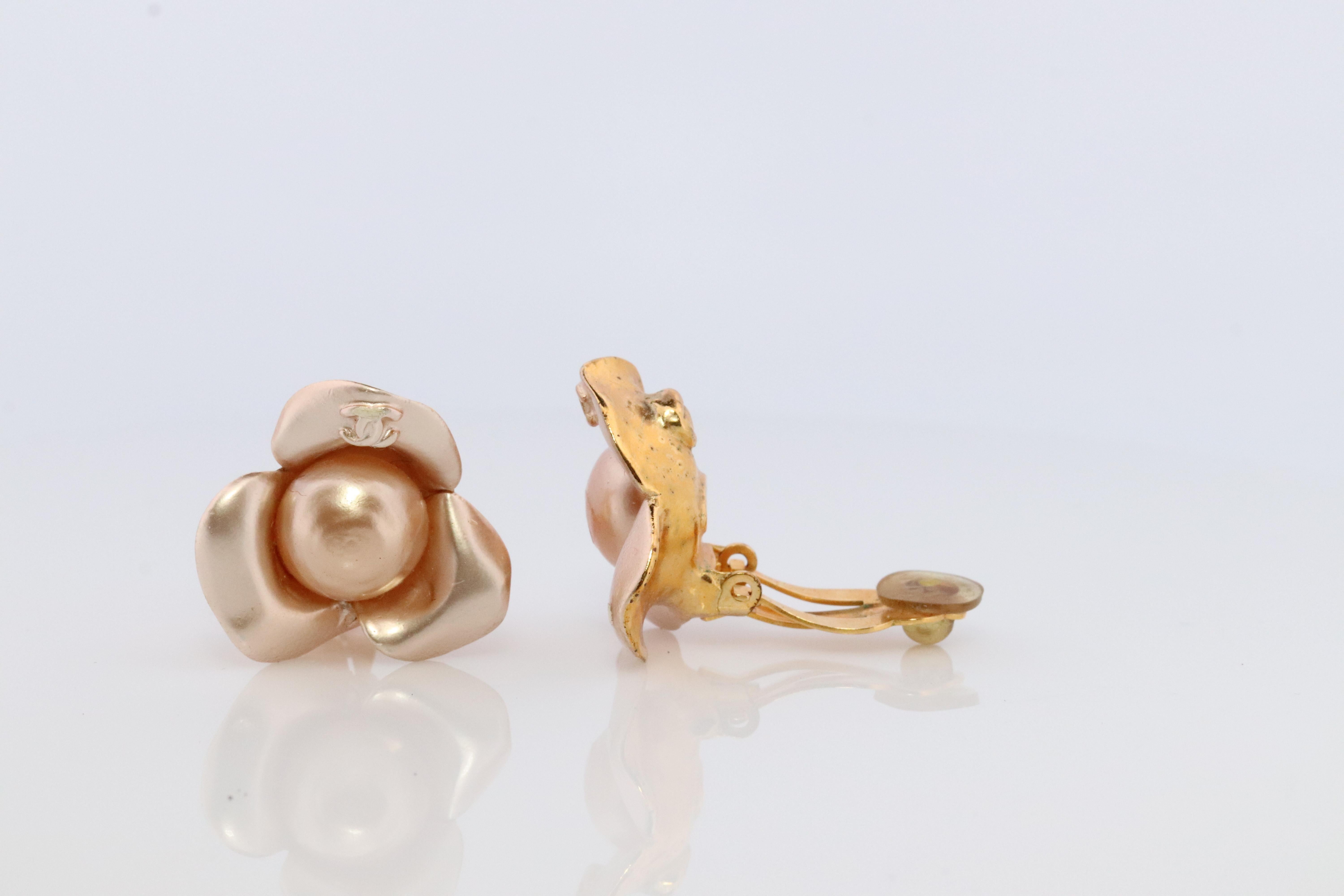 Genuine Chanel Earrings
Non-Pierced Omega Clip on Earrings.
Enamel Camelia Blooming Flower Earrings.


Details:
25mm diameter
Please ask for additional pictures and questions.