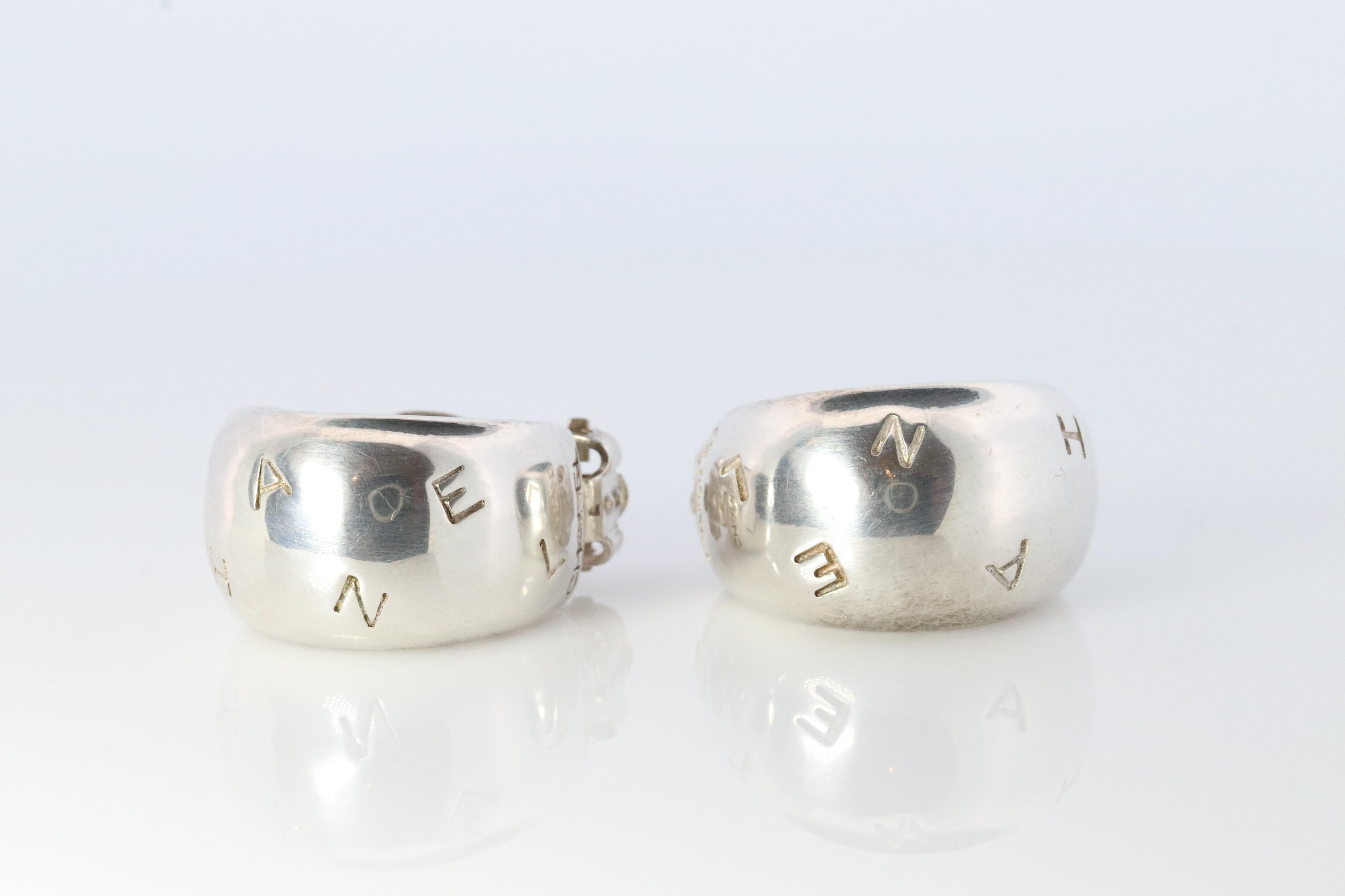 Echte Chanel-Ohrringe

Nicht durchstochene Omega-Ohrringe mit Clip.

Chanel Logo Streubuchstaben


Einzelheiten:
Abmessungen 24 mm x 14 mm
Bitte fragen Sie nach weiteren Bildern und Fragen.