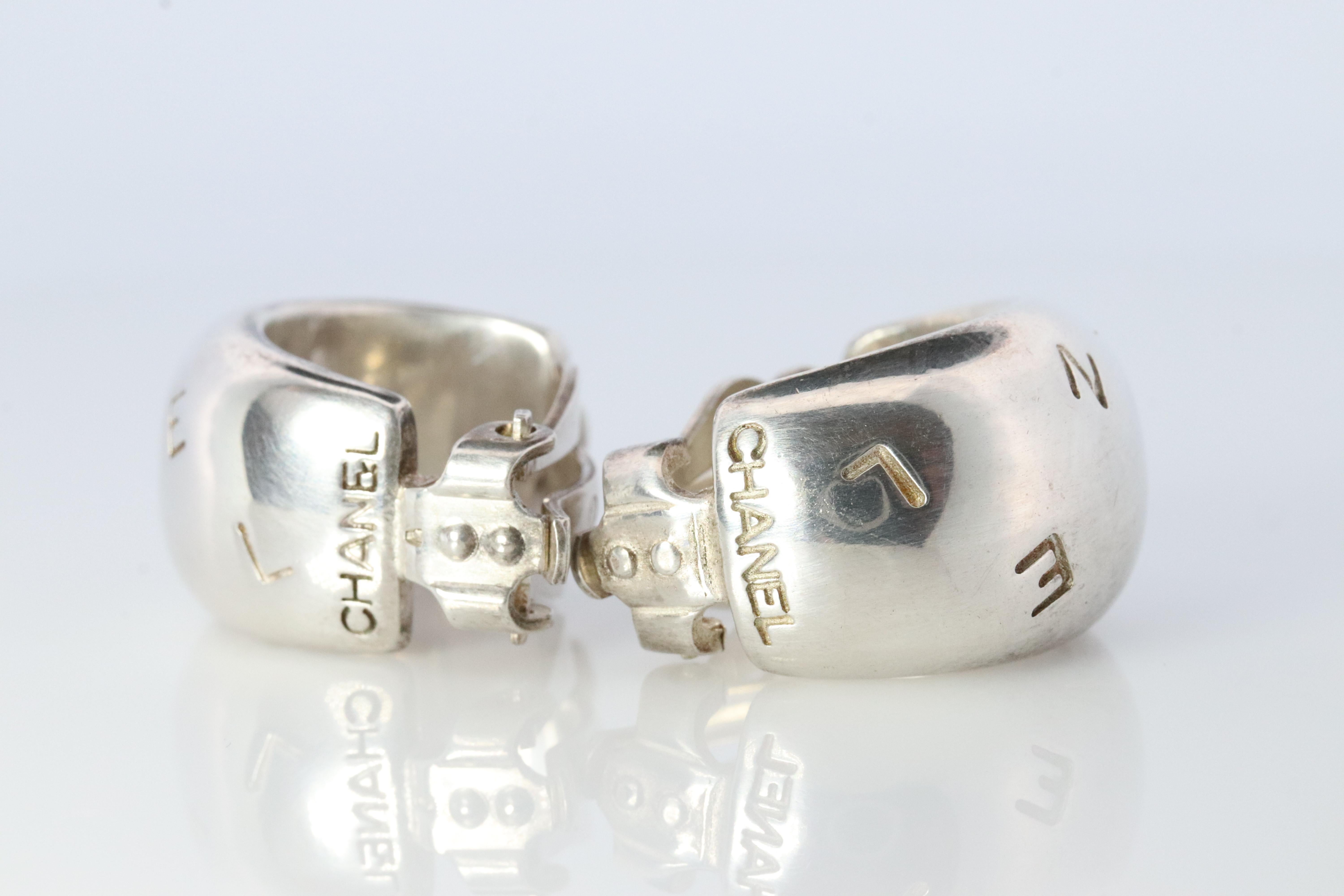 Chanel-Ohrringe. Echte CHANEL Reifen Logo Buchstaben Sterling Silber 925 (Moderne) im Angebot