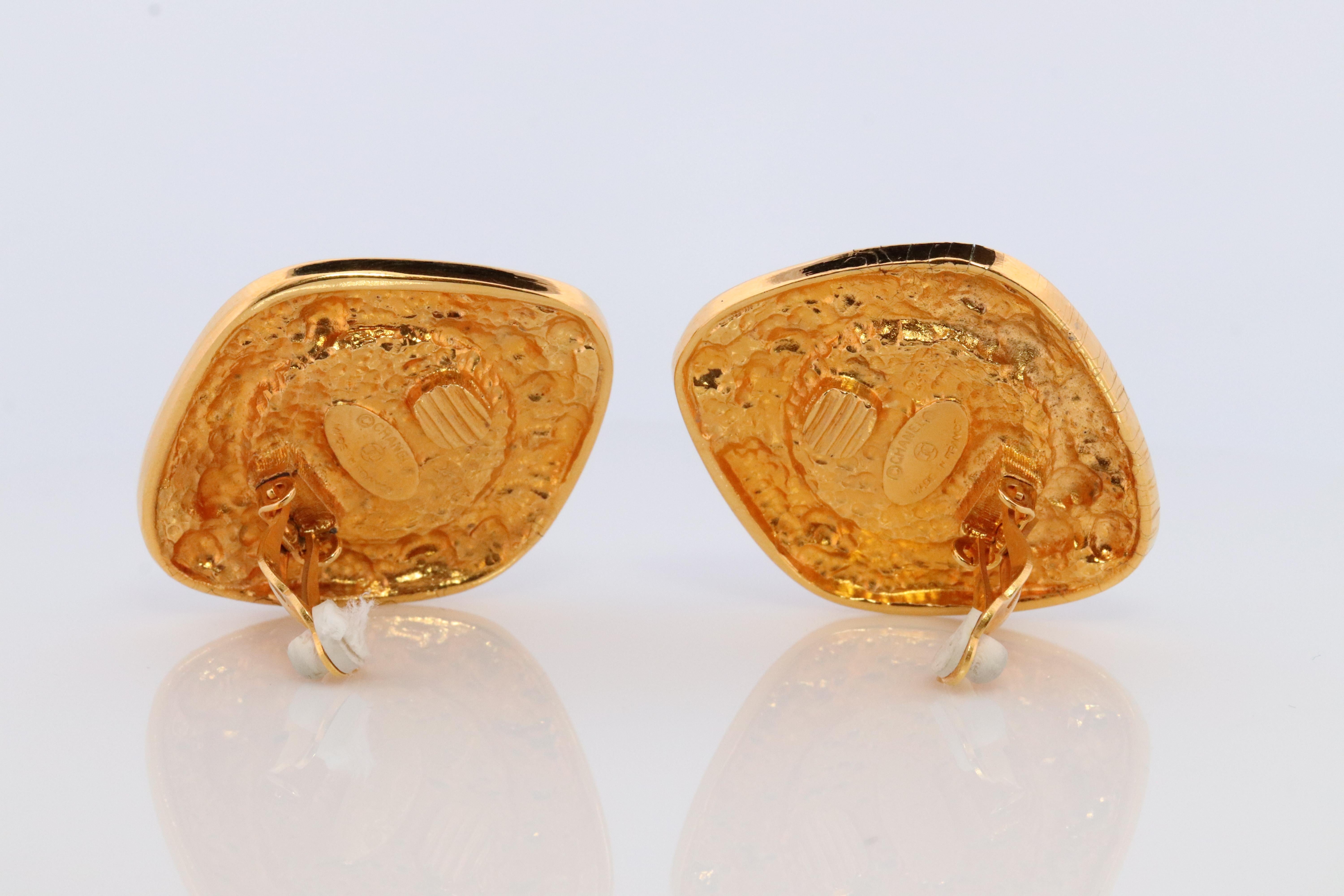 Chanel Earrings. Genuine  CHANEL Mabe Pearl Byzantine Clip on earrings. For Sale 2
