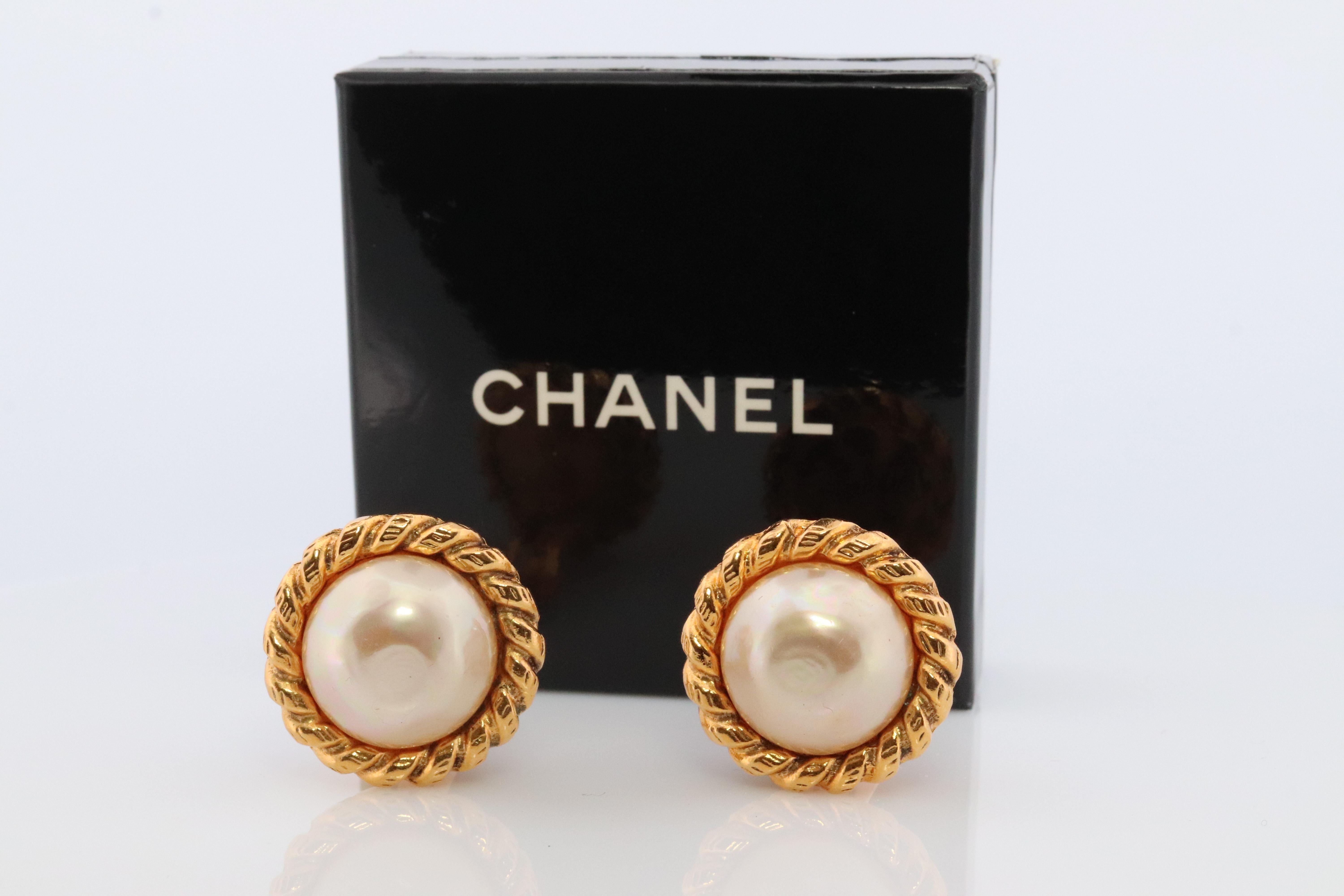 Orecchini autentici Chanel
Orecchini a clip Omega senza perno.
Imitazione di perla Mabe grande incastonata in orecchini in stile Coil weave.

Grande e pesante

Dettagli:
Rotondo da 26 mm
Perle da 17 mm
Chiedi ulteriori immagini e domande.