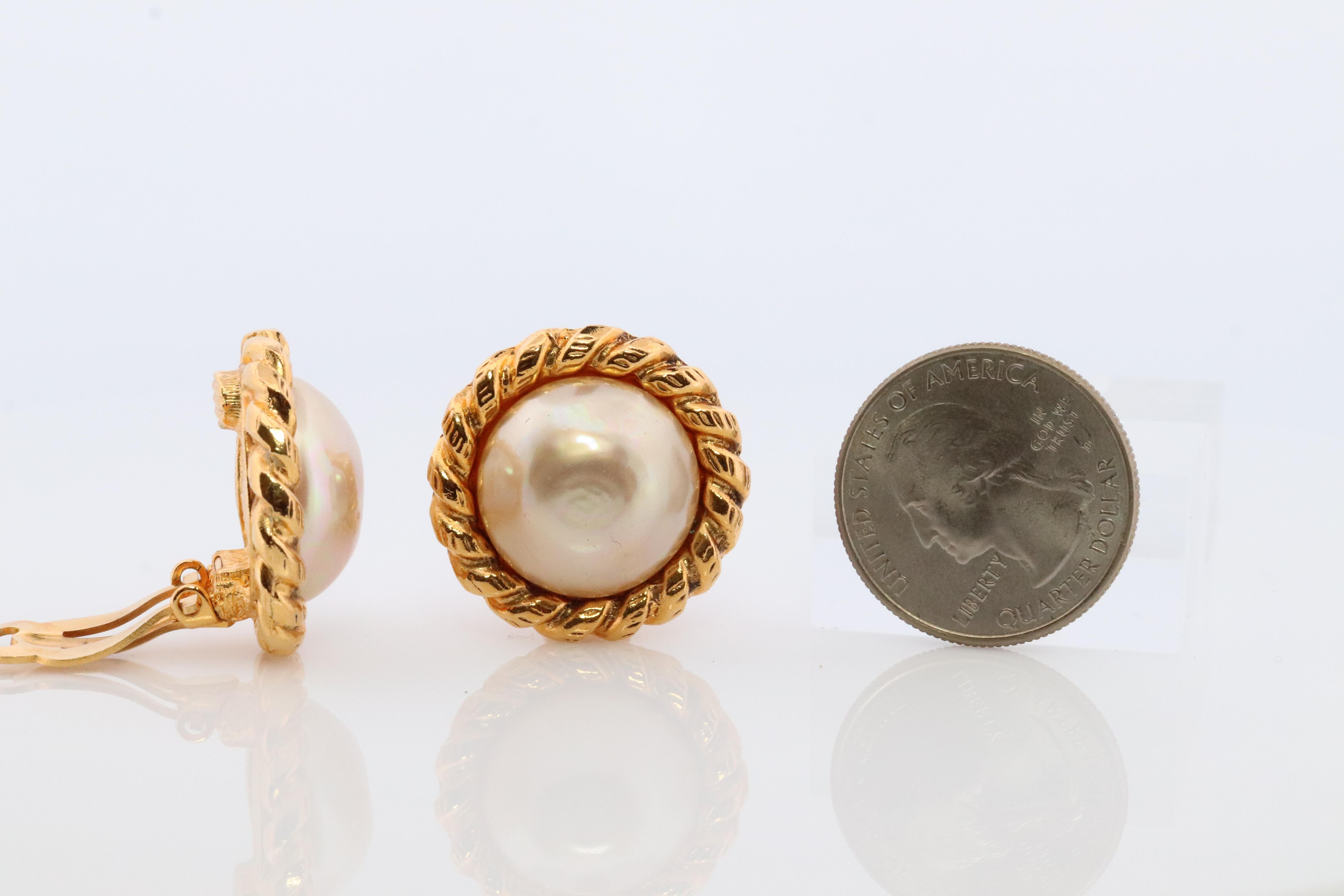 Orecchini Chanel. Autentico  Orecchini a clip Chanel Mabe Pearl Coil Weave. In condizioni buone in vendita a Port Charlotte, FL