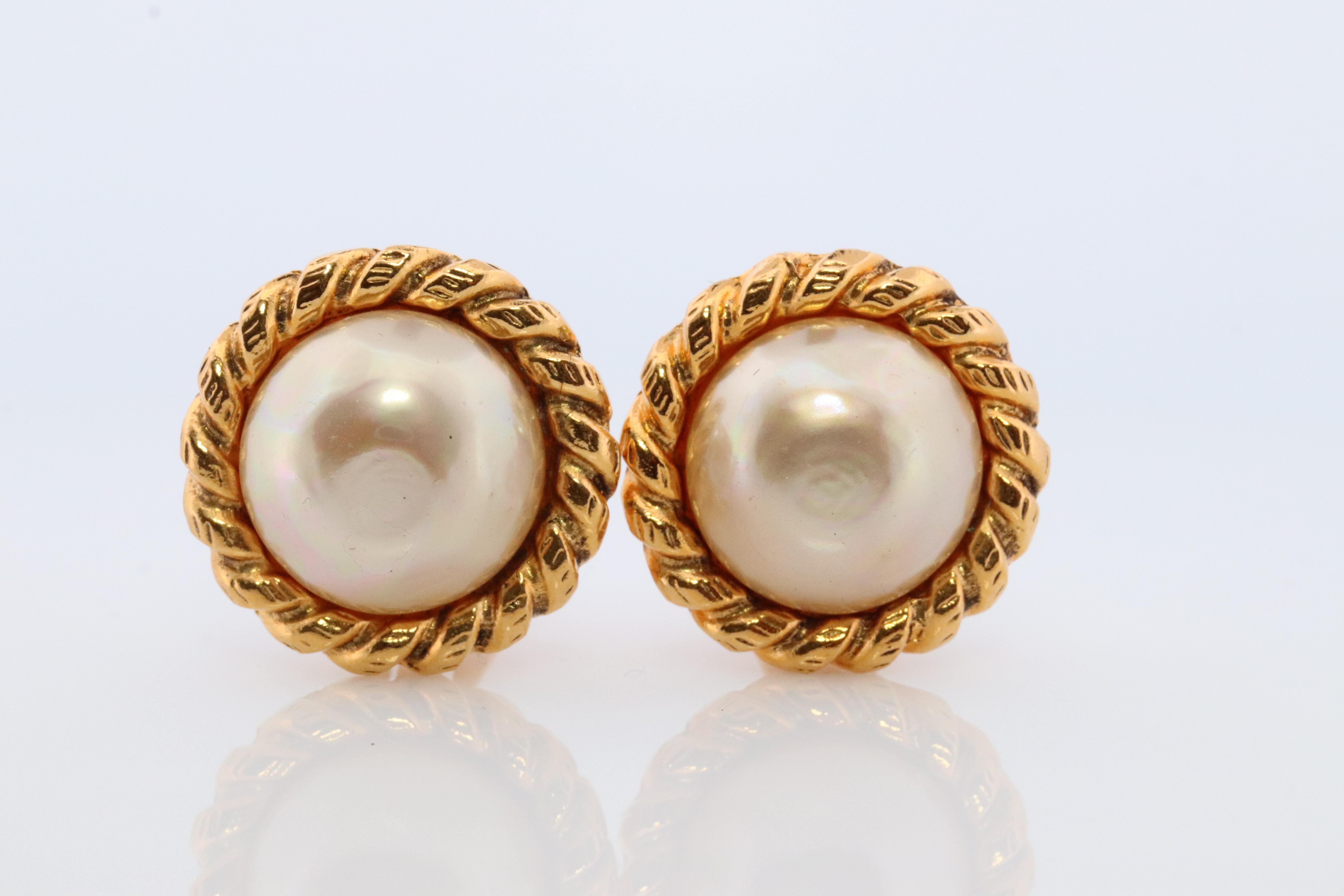 Orecchini Chanel. Autentico  Orecchini a clip Chanel Mabe Pearl Coil Weave. in vendita 1