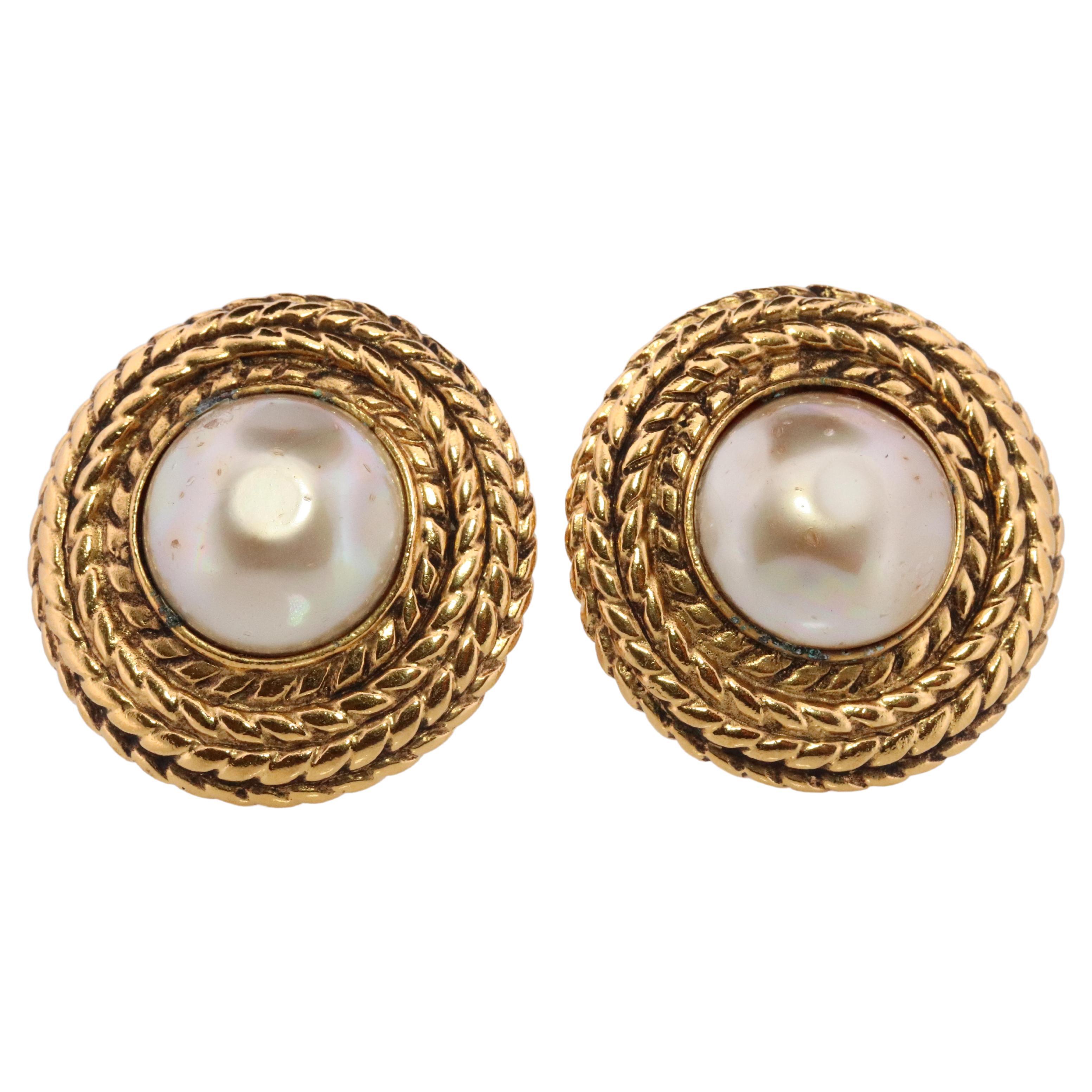 Pendientes Chanel. Genuino  CHANEL Mabe Pearl Coil Weave Pendientes de clip.