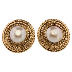 Pendientes Chanel. Genuino  CHANEL Mabe Pearl Coil Weave Pendientes de clip.