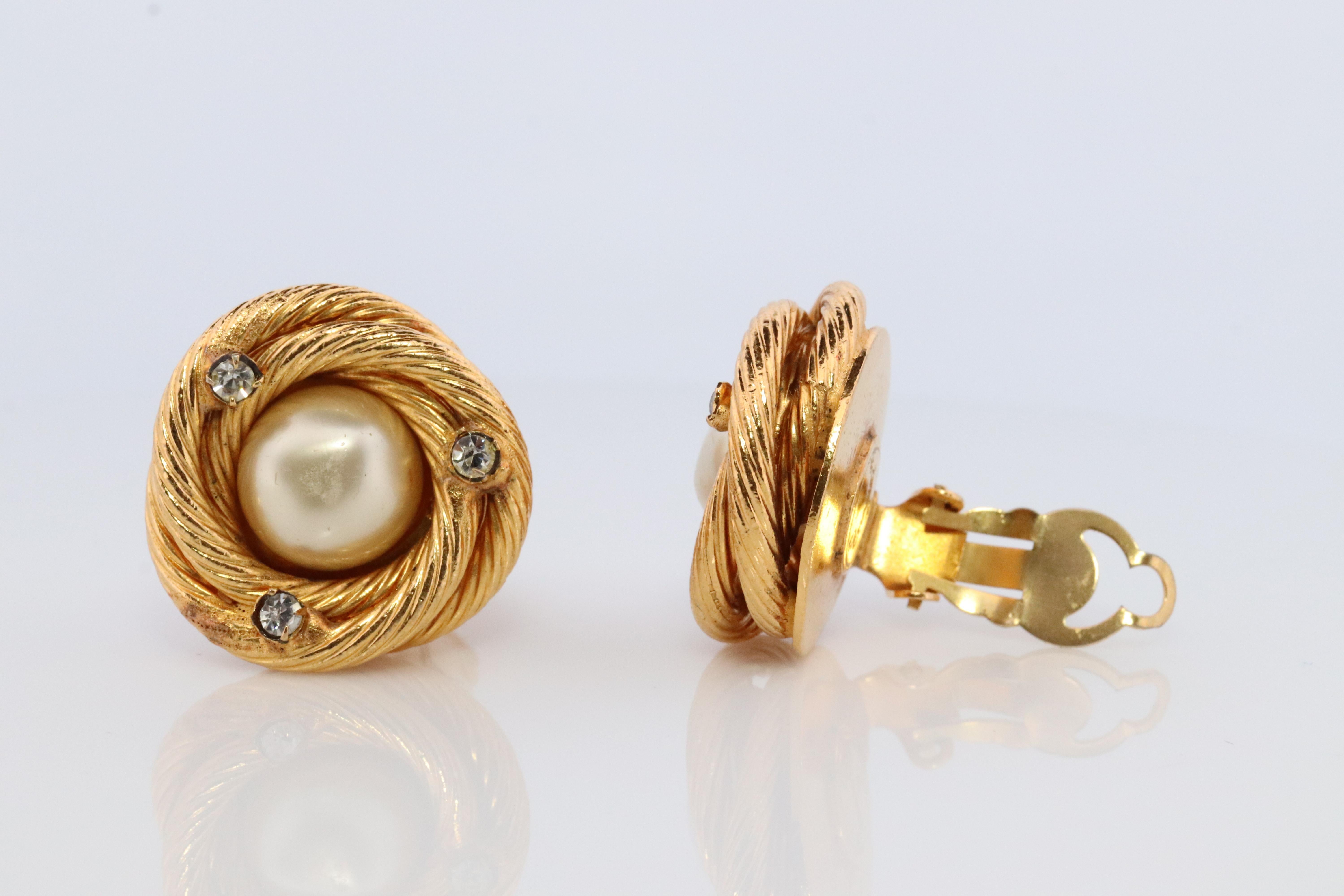 Pendientes Chanel auténticos
Pendientes de clip Omega sin perforar.
Imitación de perla Mabe grande engastada en pendientes estilo espiral. Cristales que imitan diamantes


Detalles:
26 mm Diámetro
Solicita más fotos y preguntas.