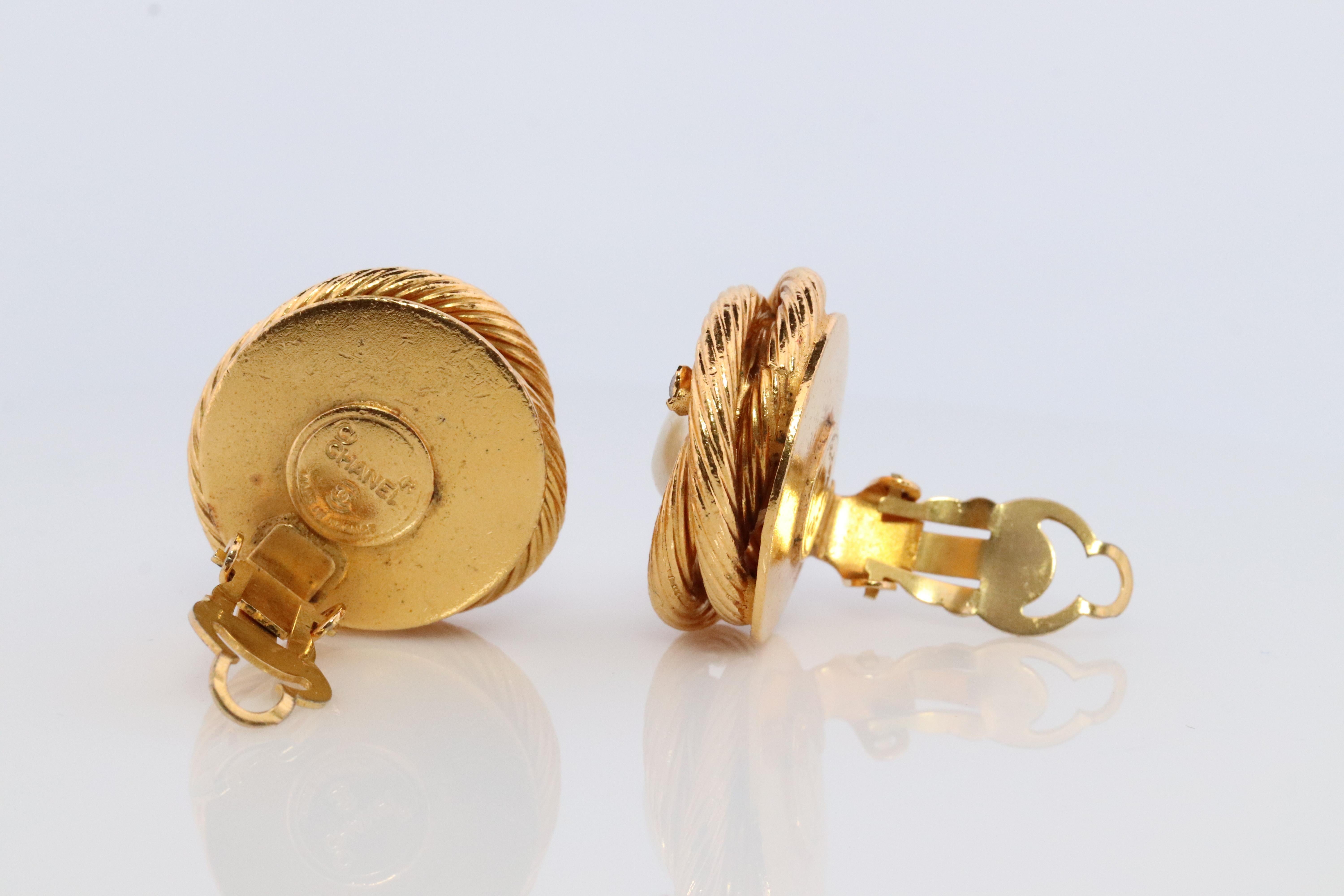 Pendientes Chanel. Pendientes de clip con nudo en espiral de cristal y perla genuina de CHANEL Mabe. en Bueno estado para la venta en Port Charlotte, FL