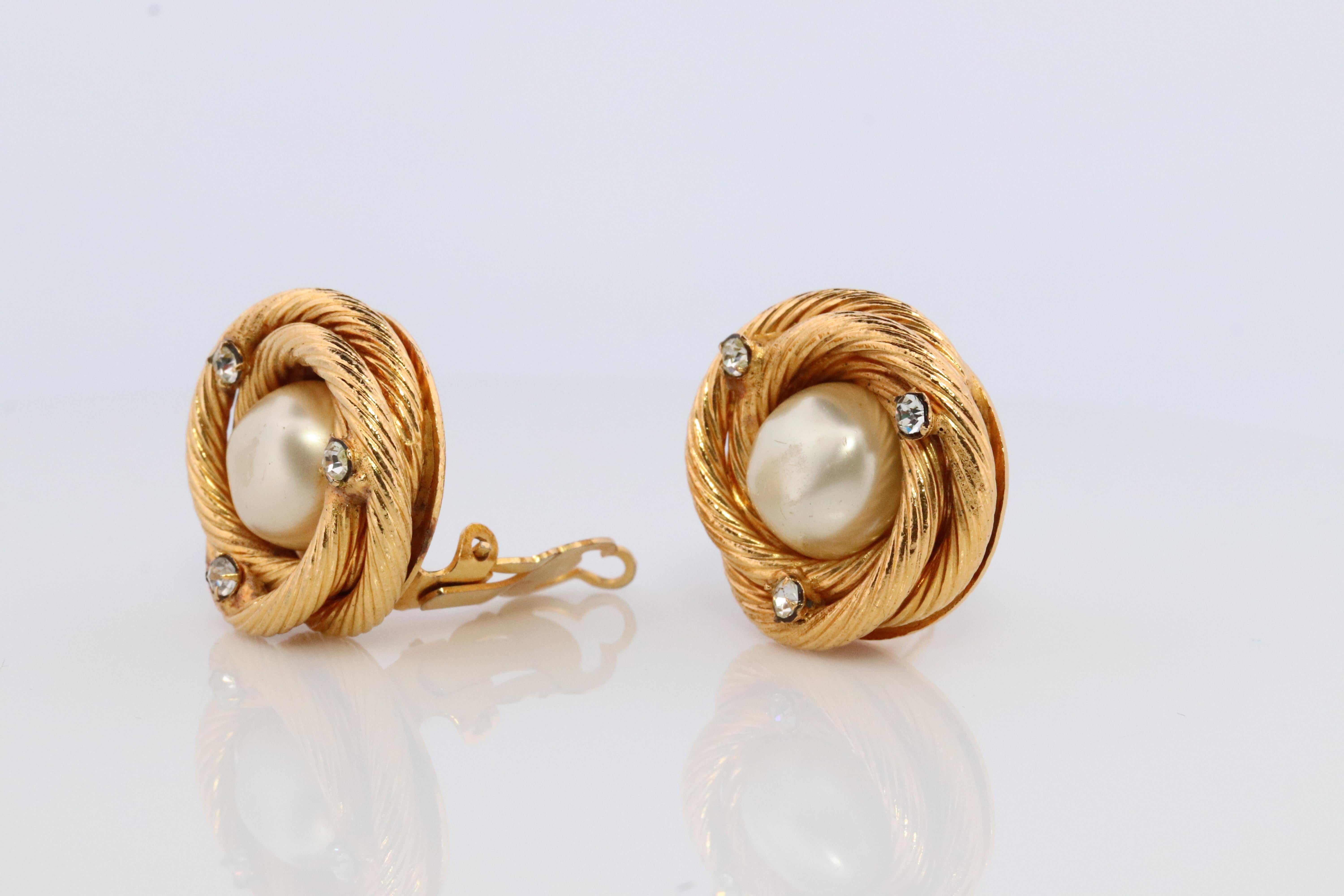 Pendientes Chanel. Pendientes de clip con nudo en espiral de cristal y perla genuina de CHANEL Mabe. en venta 1