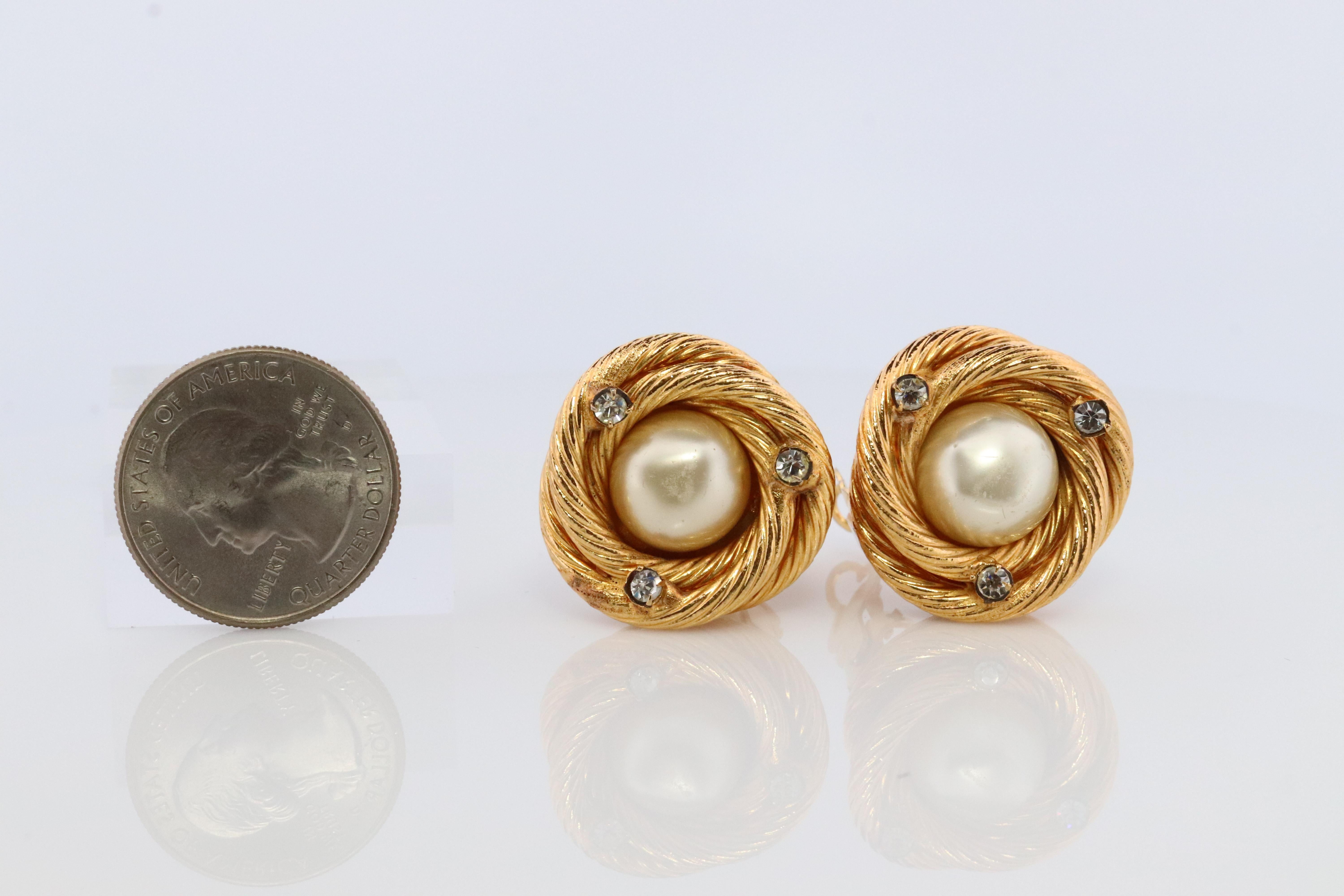 Pendientes Chanel. Pendientes de clip con nudo en espiral de cristal y perla genuina de CHANEL Mabe. en venta 2