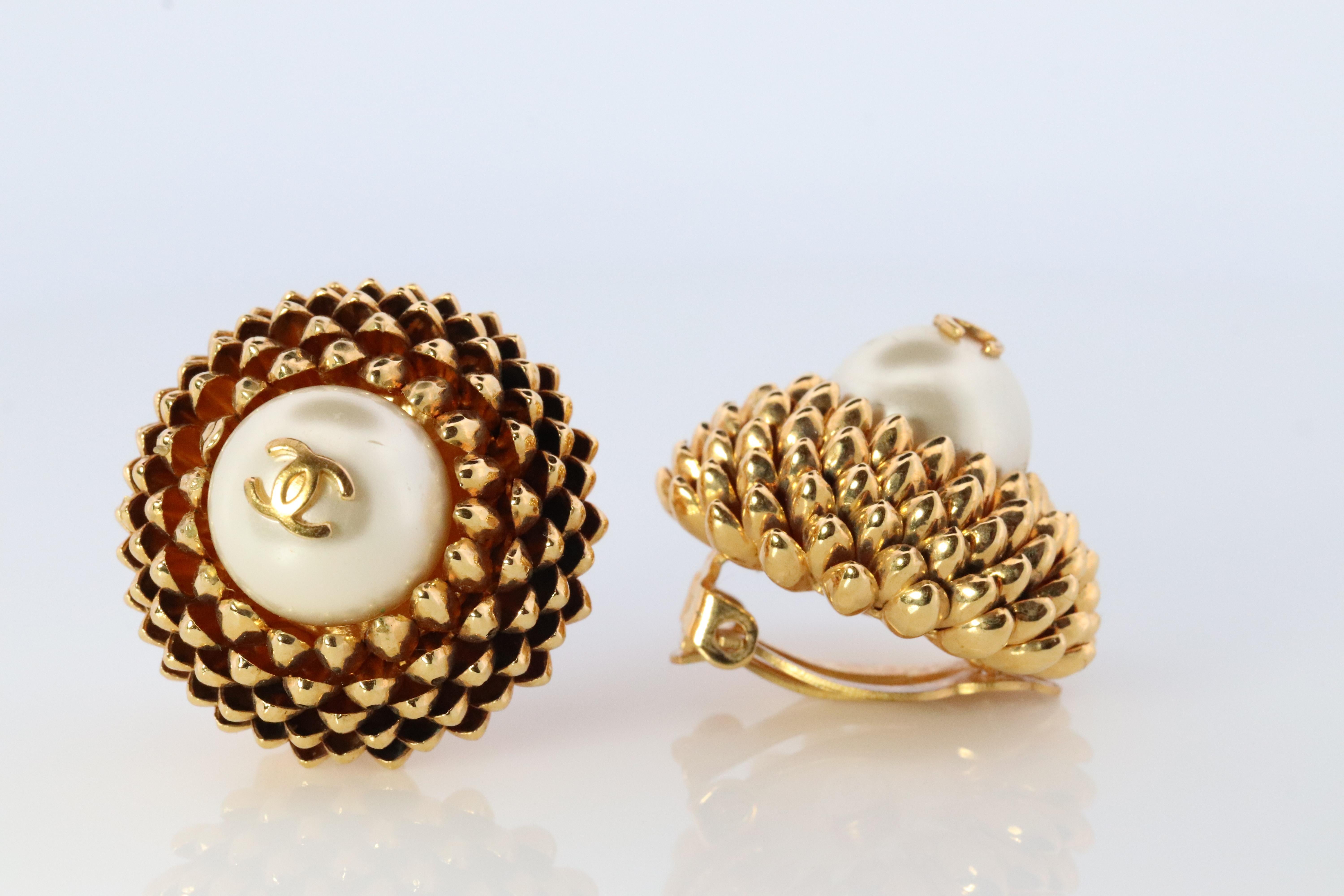 Genuine Chanel Earrings
Non-Pierced Omega Clip on Earrings.
Imitation Large Mabe pearl set into Pine cone earrings

Large and Heavy

Details:
26mm round
12mm pearls

Please ask for additional pictures and questions.