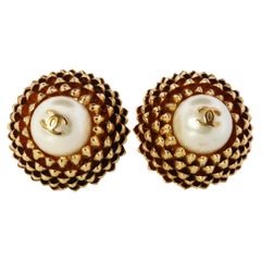 Pendientes Chanel. Genuino  CHANEL Mabe Pendientes de clip de conos de pino perlados.