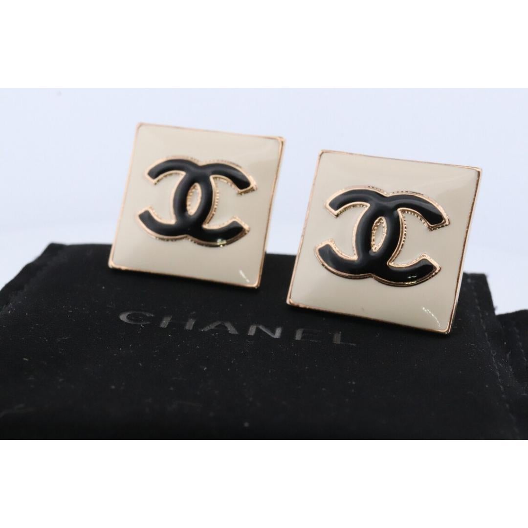 Vintage
Materials: Chanel Earrings, Authentic Chanel earrings, Vintage Chanel earrings, Vintage Chanel necklace, Chanel logo, Chanel genuine
Closure: Clip-on

Jewelry style: Avant garde


Chanel Earrings

Non-Pierced Omega Clip on Earrings.

Genuine