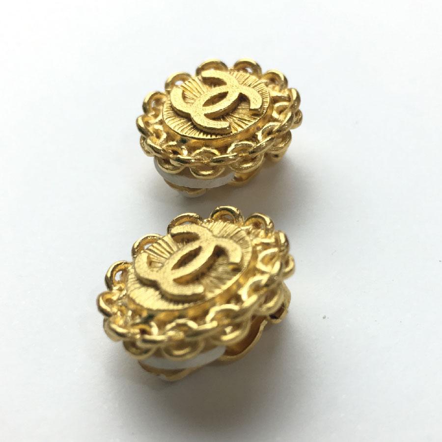 These vintage Chanel earrings in gilded metal are from the Chanel Spring / Summer 1996 collection. They are vintage but in perfect condition. They measure 2cm in diameter.
Delivered in a black box (not Chanel), but with a Chanel ribbon.
