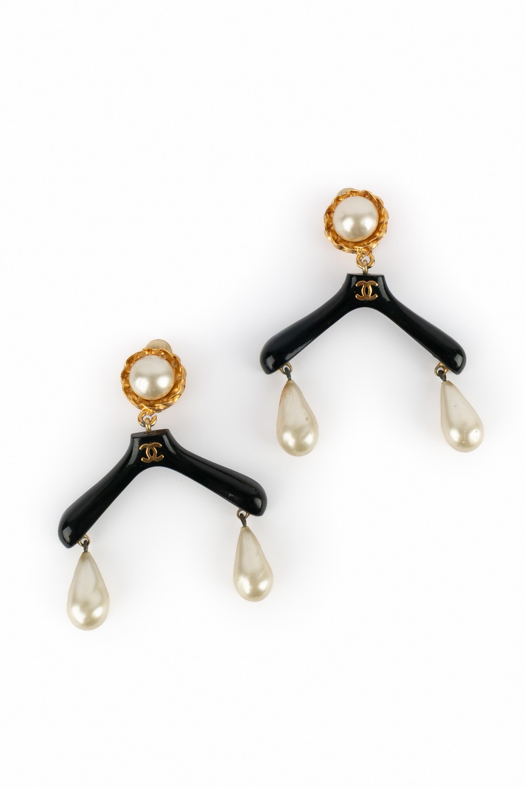 CHANEL - (Made in France) Goldene Metallbügel-Ohrringe mit Bakelit und Trachtenperlen. Eine Haute Couture Collection'S.

Bedingung:
Sehr guter Zustand

Abmessungen:
Länge: 8,5 cm - Breite: 6 cm

SKU:BOB181