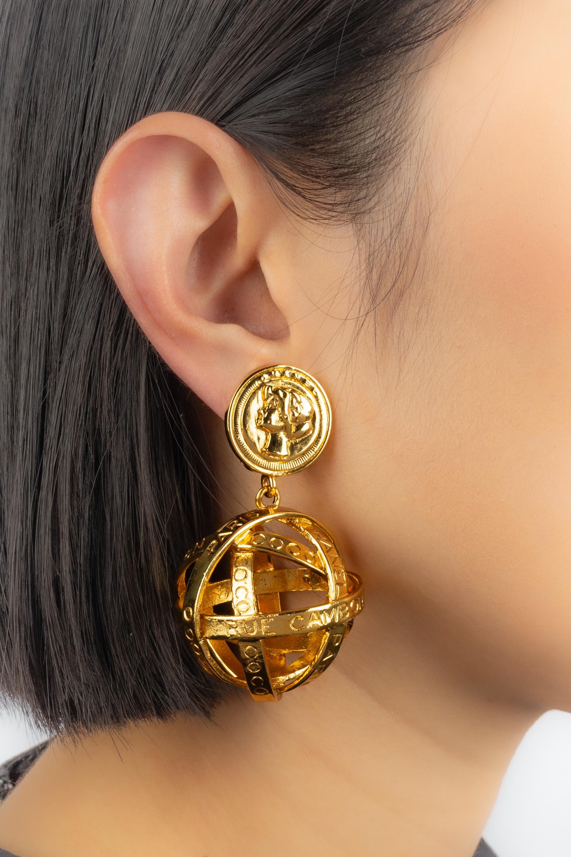 CHANEL - (Made in France) Goldene Ohrringe aus Metall mit Bändern und Kugeln. Eine Haute Couture Collection'S.

Bedingung:
Sehr guter Zustand

Abmessungen:
Länge: 7 cm

SKU:BOB265
