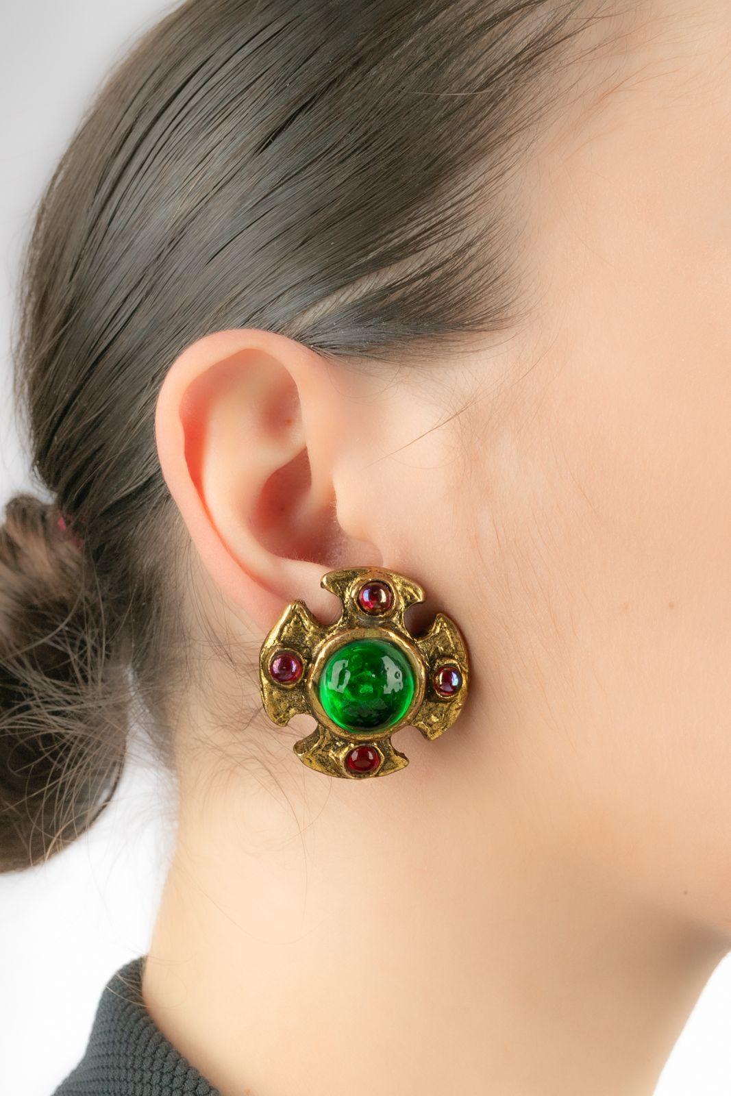 CHANEL - (Made in France) Orecchini a clip in metallo dorato con pasta di vetro rossa e verde. Una collezione Haute Couture dell'epoca di Coco Chanel.

Condizioni:
Ottime condizioni

Dimensioni:
Diametro: 3.5 cm

SKU:BOB228


