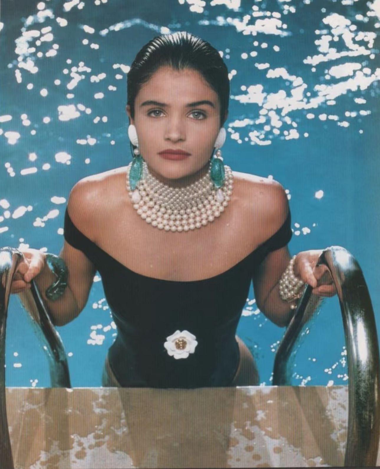 CHANEL - (Made in France) Long clip-on earrings representing a shell and a fish with two costume pearls in its mouth. 1990 Spring-Summer Haute Couture Collection under the artistic direction of Karl Lagerfeld.

Condition:
Very good