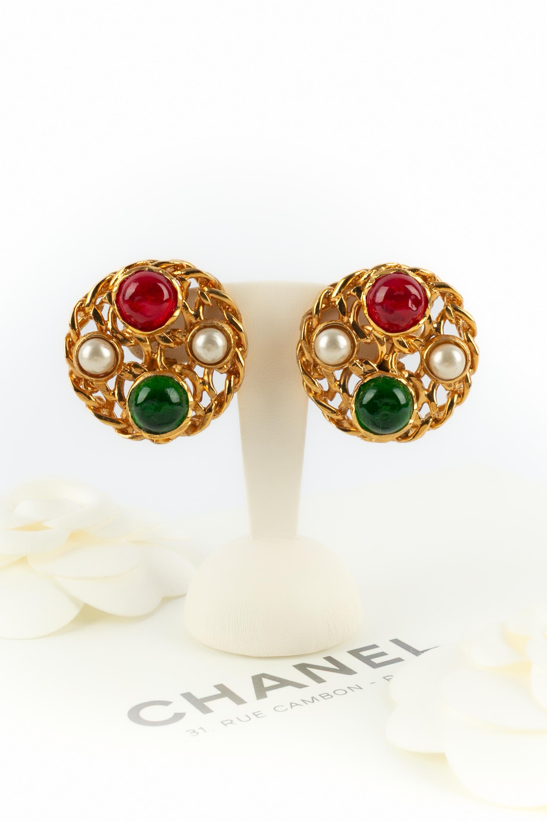 CHANEL - (Fabriqué en France) Boucles d'oreilles clips en métal doré avec cabochons en pâte de verre et cabochons nacrés fantaisie. Bijoux des années 1980 sous la direction artistique de Karl Lagerfeld.

Condit :
Très bon état.

Dimensions