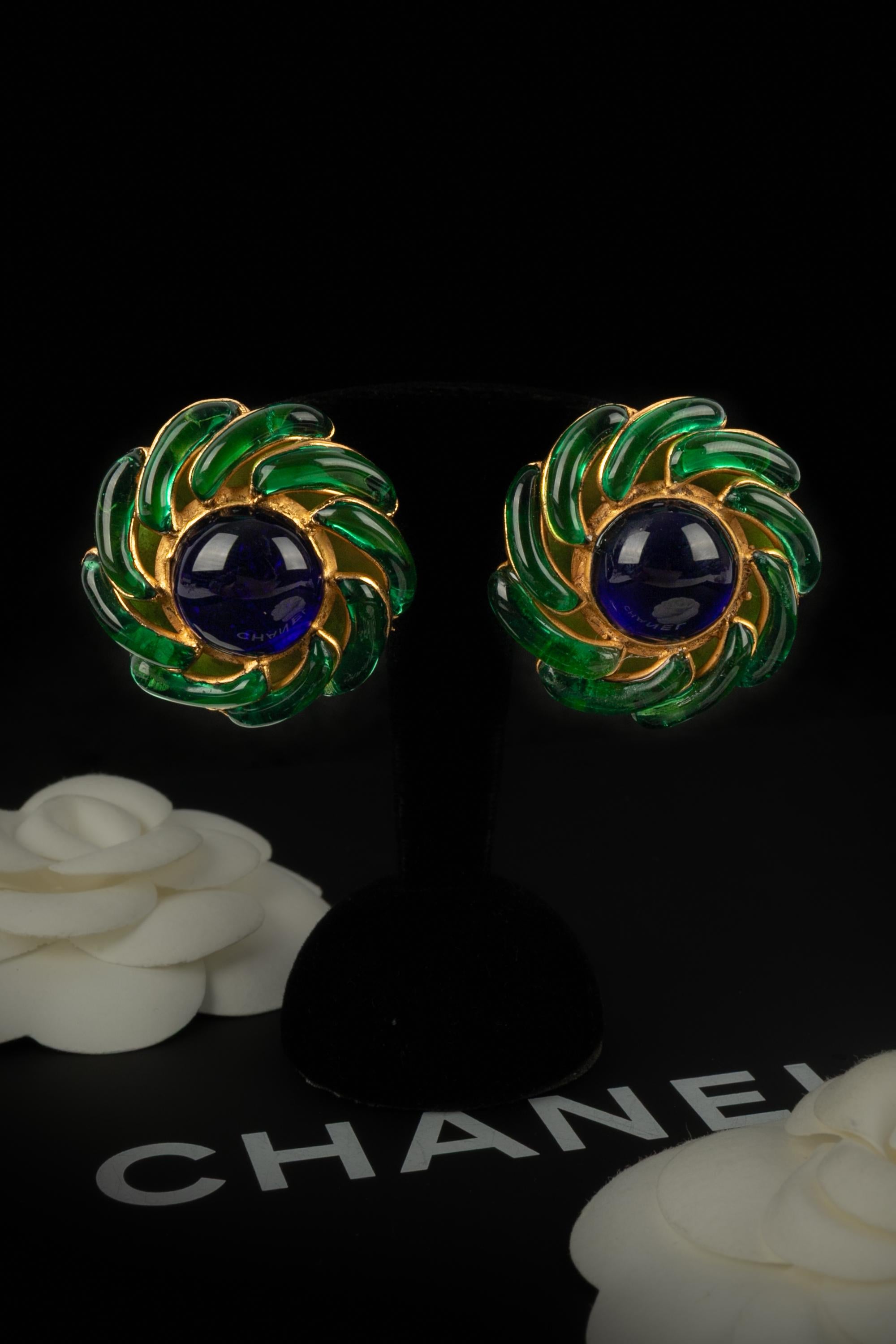 CHANEL - (Made in France) Pendientes de clip de metal dorado con pasta de vidrio. Obra del Atelier Gripoix para Chanel.

Estado:
Muy buen estado

Dimensiones:
Diámetro: 3.5 cm

SKU:BOB158