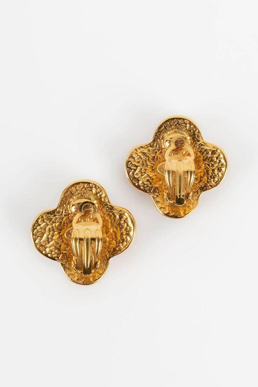 Chanel-Ohrringe aus vergoldetem Metall und Cabochons, Herbst 1994 im Zustand „Hervorragend“ im Angebot in SAINT-OUEN-SUR-SEINE, FR