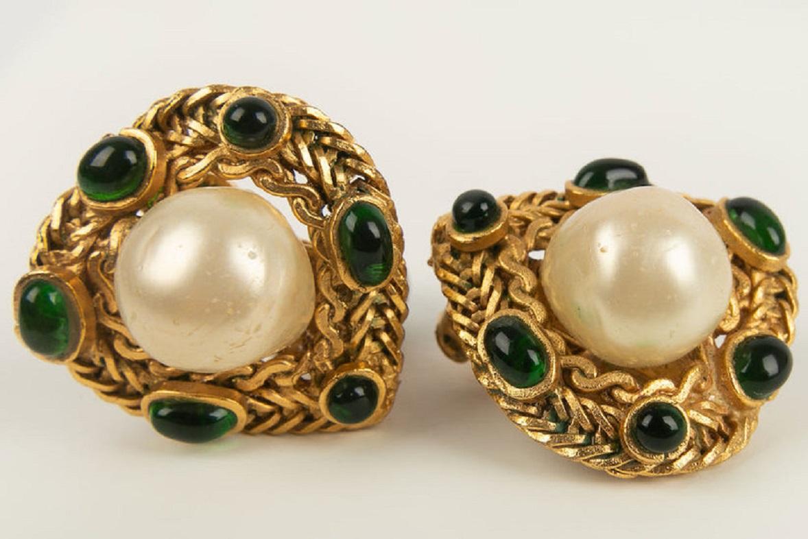 Chanel - (Made in France) Earrings clips in gilded metal, paved with glass cabochons and mother-of-pearl beads. Fall-Winter 1994 collection.

Additional information:
Dimensions: 3 cm

Condition: 
Very good condition

Seller Ref number: BOB154