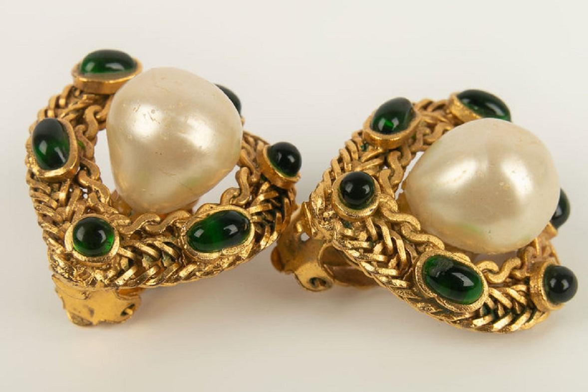 Chanel Earrings in Gilded Metal, Paved with Glass Cabochons In Good Condition For Sale In SAINT-OUEN-SUR-SEINE, FR
