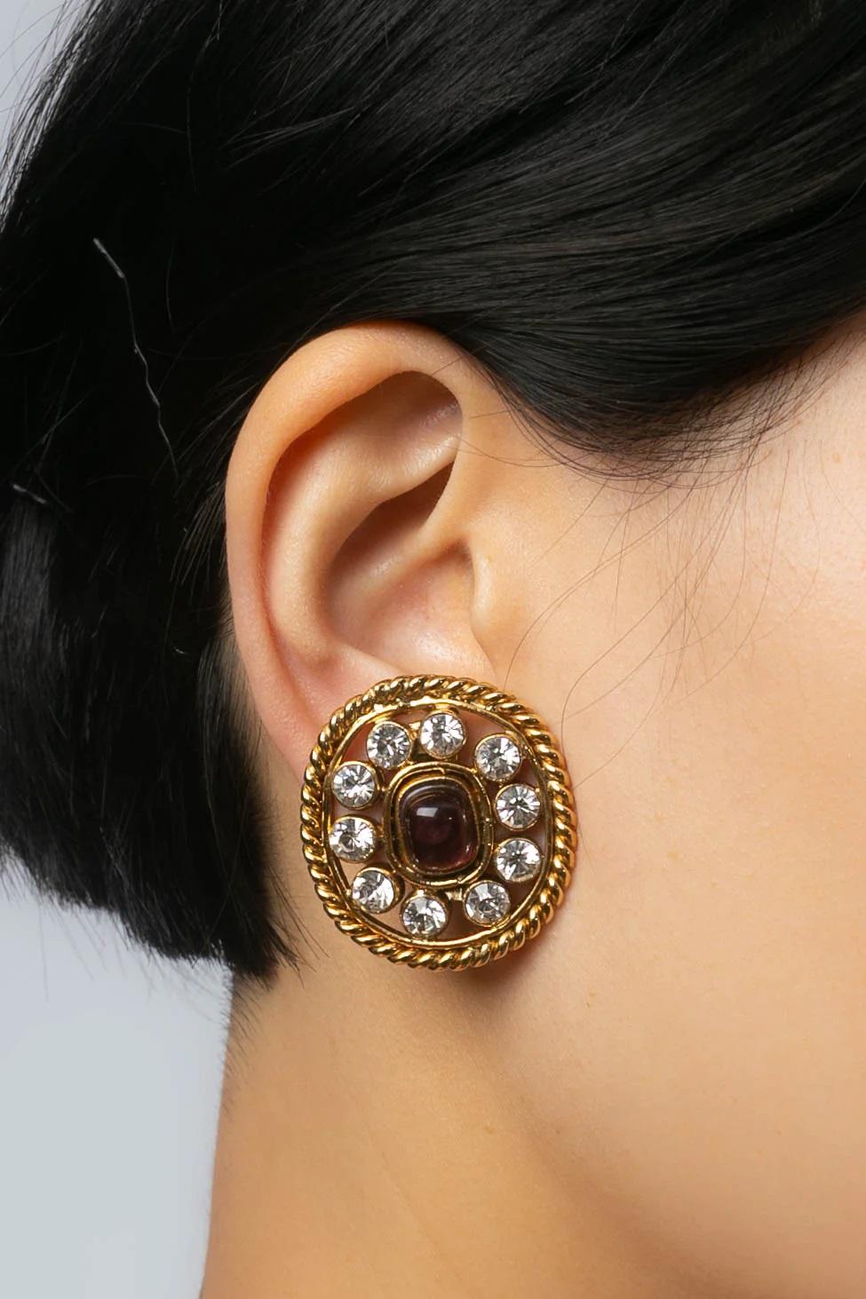 Chanel- (Made in France) Clip on penwork gilded metal earrings decorated with rhinestones and a glass paste cabochon. 
2cc3 Collection.

Additional information:

Dimensions: 
3.1 W x 3.5 H cm (1.22