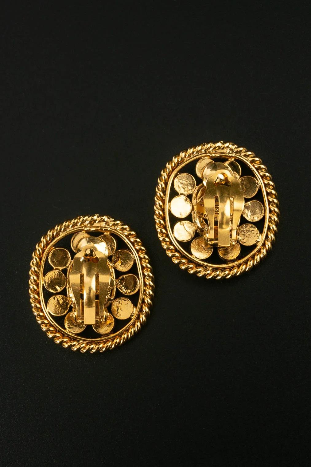 Chanel Earrings in Gilded Metal, Rhinestones and Glass Paste In Excellent Condition In SAINT-OUEN-SUR-SEINE, FR