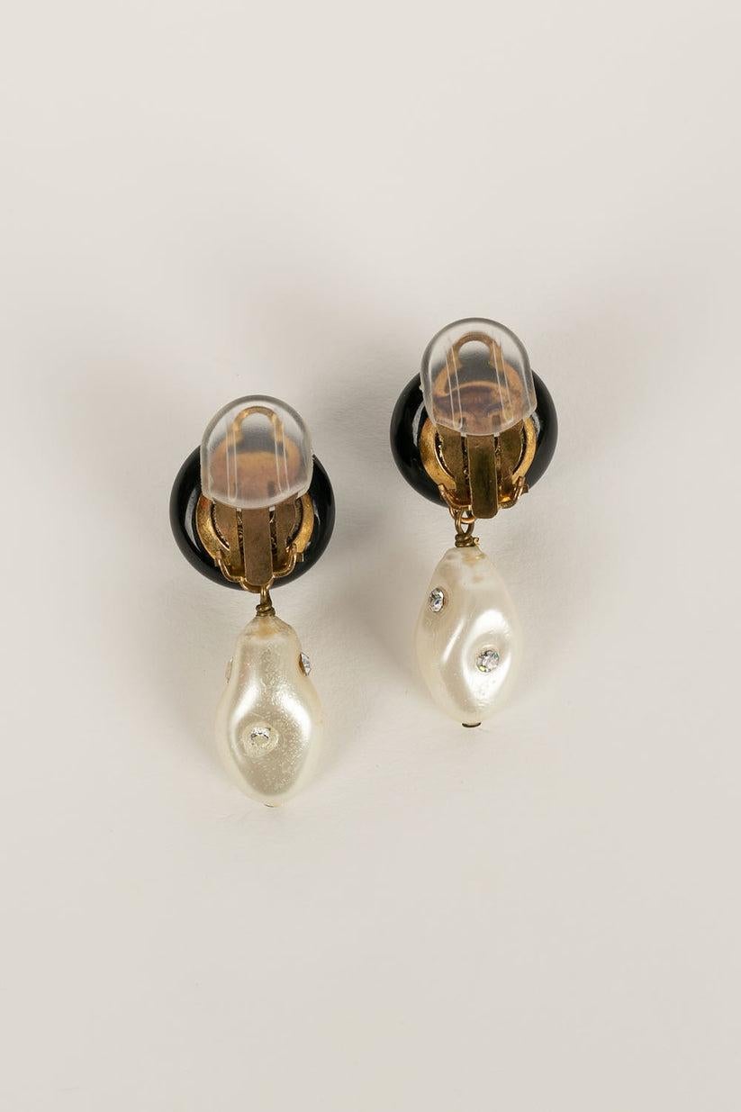 Chanel - (Made in France) Earrings in glass paste, rhinestones and fantasy pearl. Collection 1984.

Additional information:
Dimensions: 4.5 L cm
Condition: Very good condition
Seller Ref number: BOB57