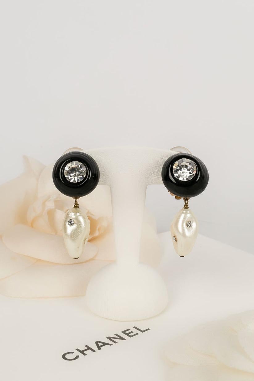 Chanel Earrings in Glass Paste, Rhinestones and Fantasy Pearl, 1984 In Good Condition For Sale In SAINT-OUEN-SUR-SEINE, FR