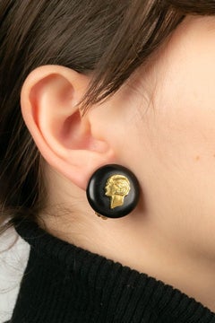 Chanel Earrings in Gold Metal and Black Resin