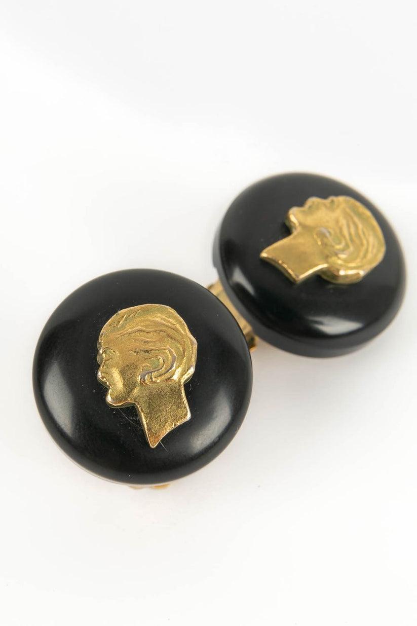 Chanel Earrings in Gold Metal and Black Resin In Excellent Condition For Sale In SAINT-OUEN-SUR-SEINE, FR