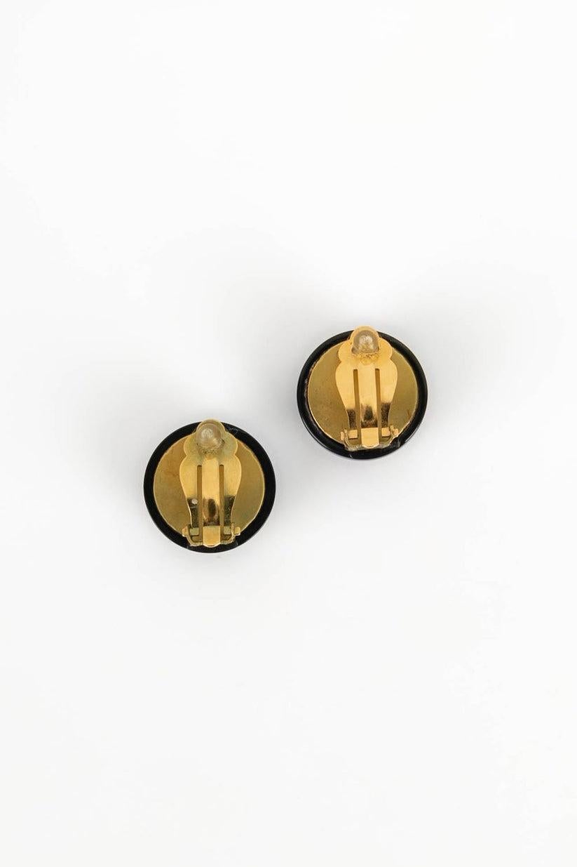 Chanel Ohrringe aus Goldmetall und schwarzem Harz Damen im Angebot