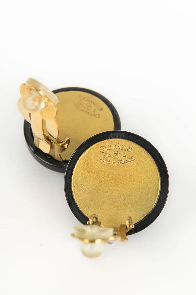 Chanel Ohrringe aus Goldmetall und schwarzem Harz im Angebot 1