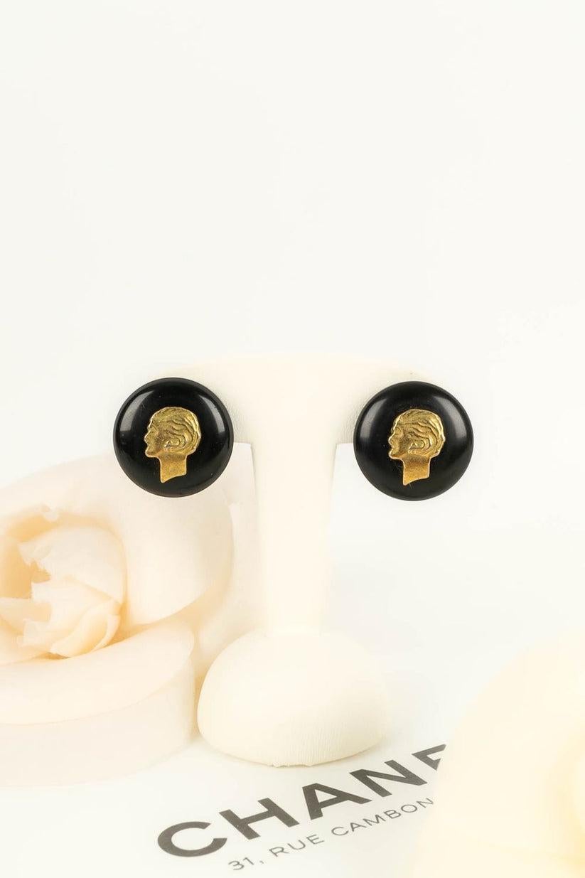 Chanel Ohrringe aus Goldmetall und schwarzem Harz im Angebot 2