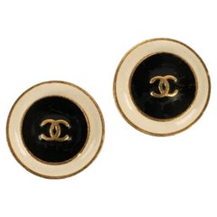 Chanel Earrings in Gold Metal and Enamel