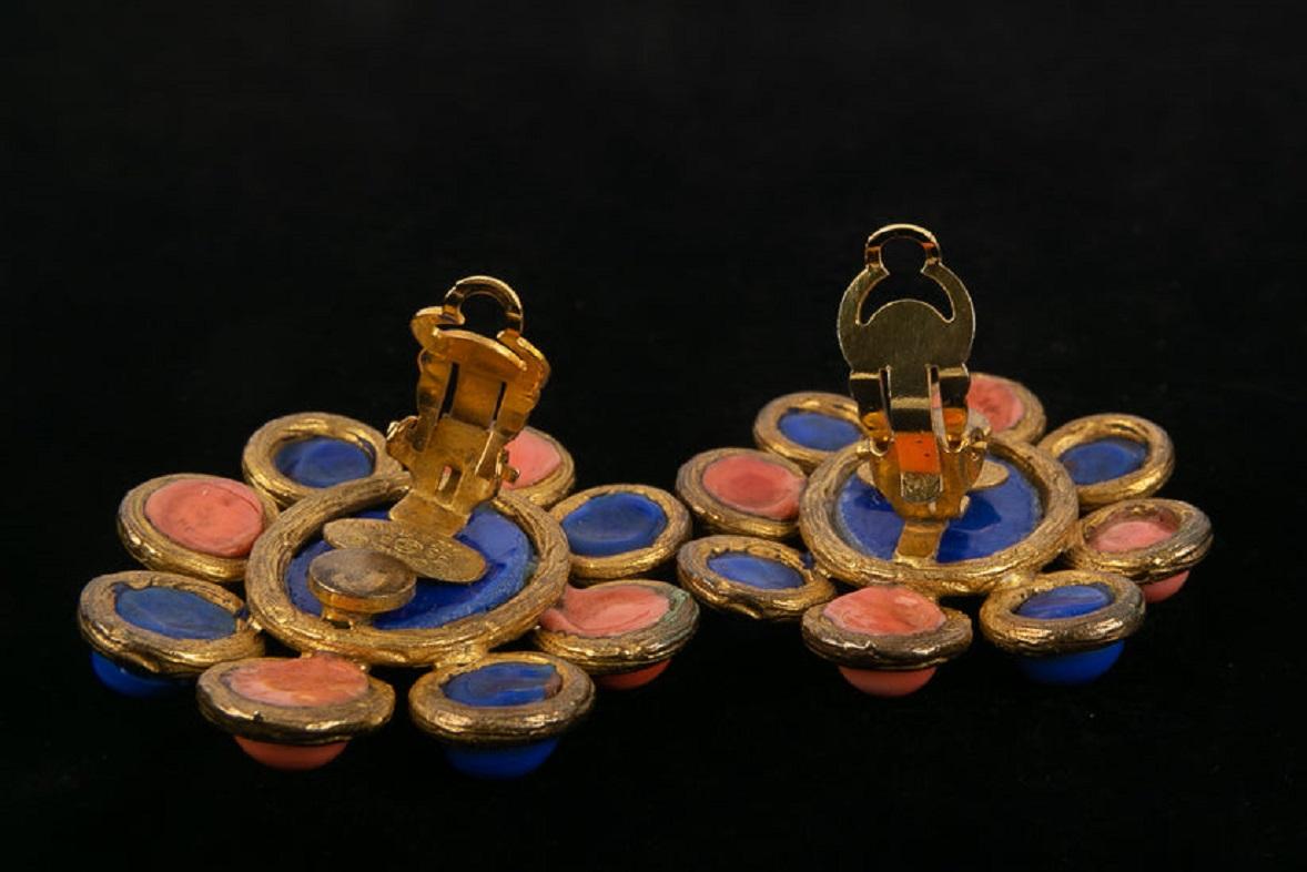 Chanel Earrings In Gold Metal and Glass Paste, 1993 In Good Condition For Sale In SAINT-OUEN-SUR-SEINE, FR