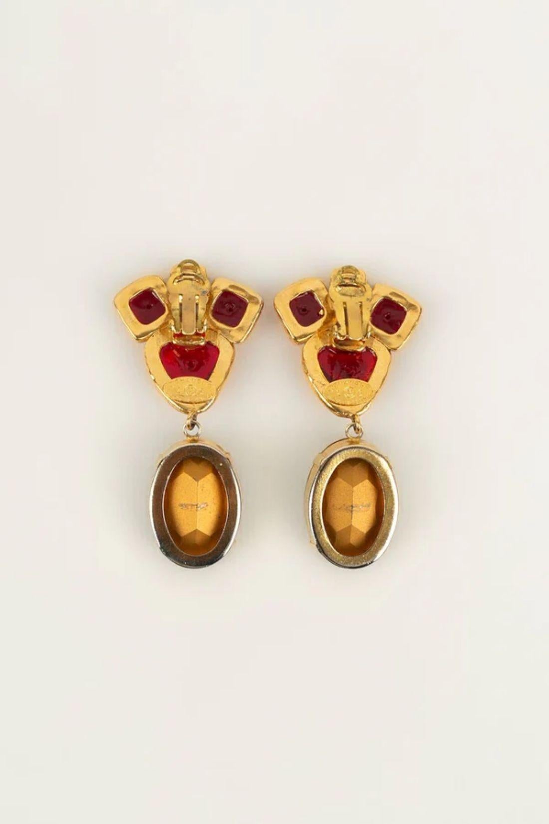 Chanel - (Made in France) Earrings in gold metal and glass paste. Collection 2cc6.

Additional information:
Dimensions: 7 L cm
Condition: Very good condition
Seller Ref number: BOB85