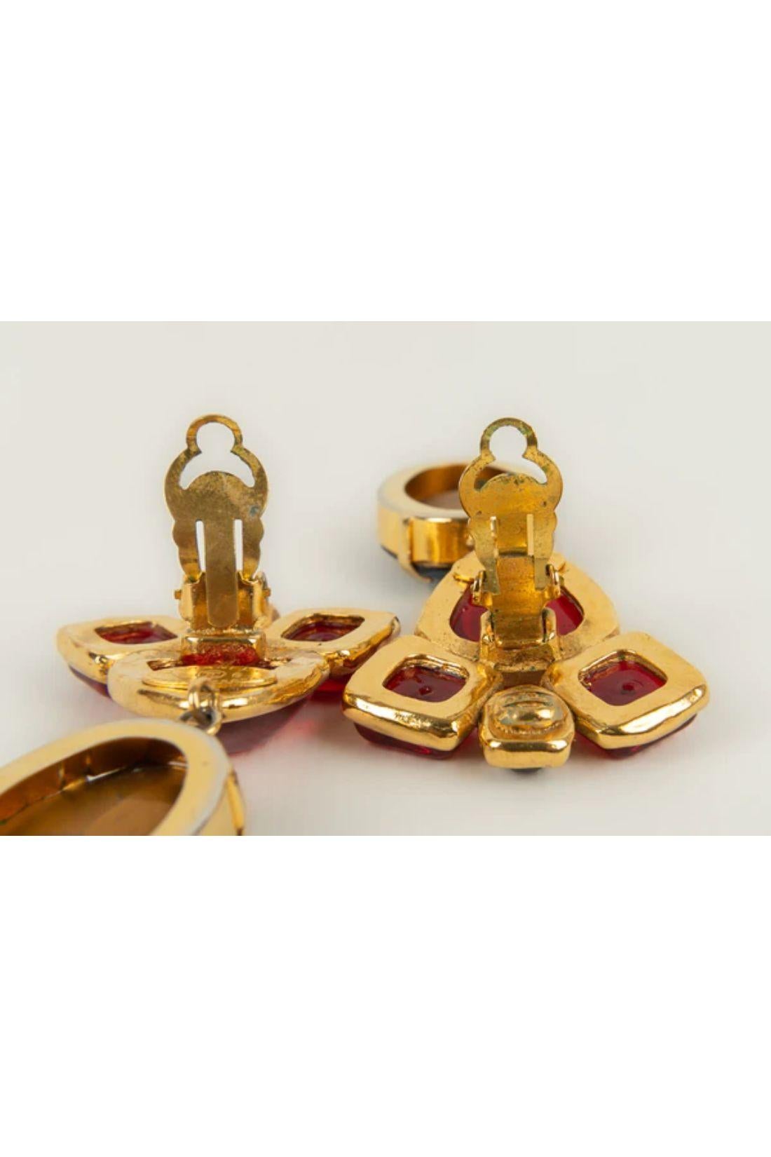 Chanel Earrings in Gold Metal and Glass Paste In Good Condition For Sale In SAINT-OUEN-SUR-SEINE, FR
