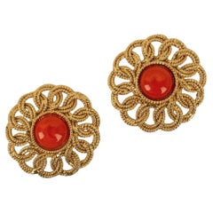 Boucles d'oreilles Chanel en métal doré et pâte de verre orange