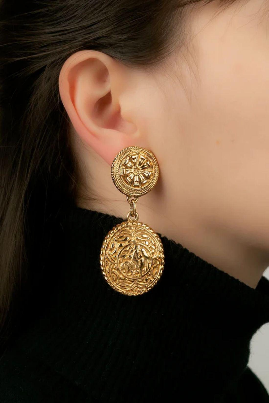 Chanel Earrings in Gold Metal  For Sale 2