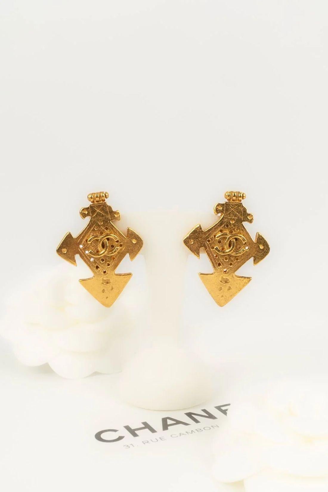 Chanel Earrings in Gold Metal For Sale 2
