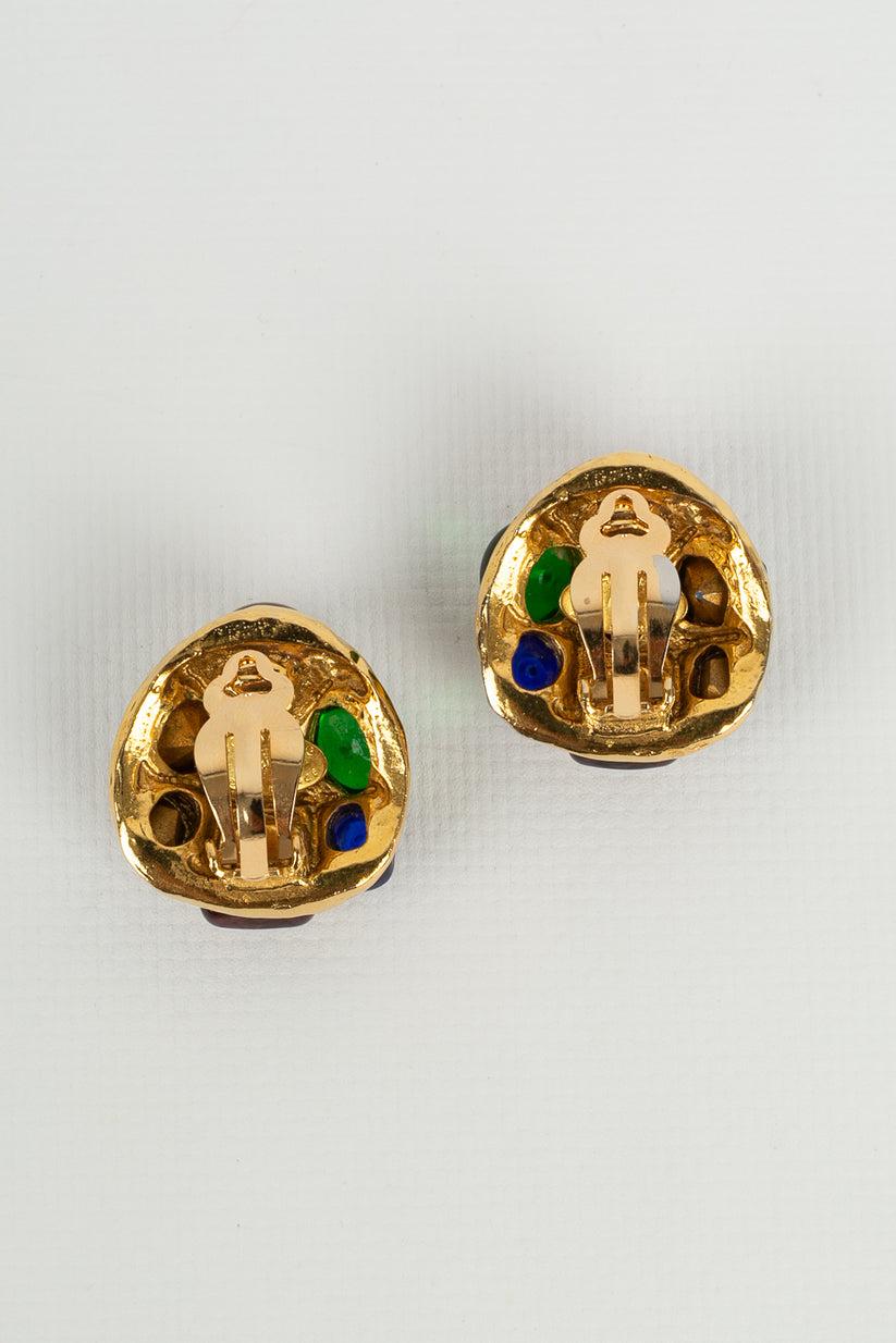 Chanel - (Made in France) Earrings in gold metal paved with cabochons and multicolored rhinestones. 
Collection 2cc6.

Additional information:
Dimensions: 3 cm

Condition: 
Very good condition

Seller Ref number: BOB138