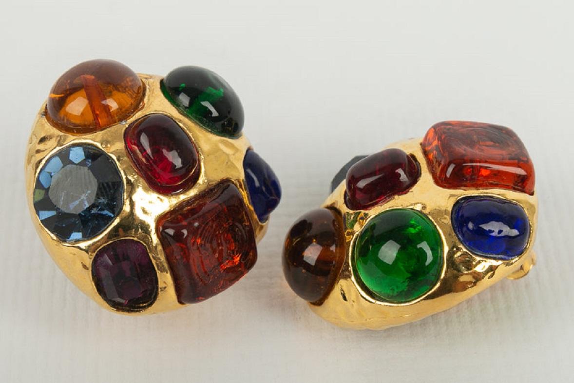 Chanel-Ohrringe aus Gold und Metall mit Cabochons und mehrfarbigen Strasssteinen (Künstler*in) im Angebot