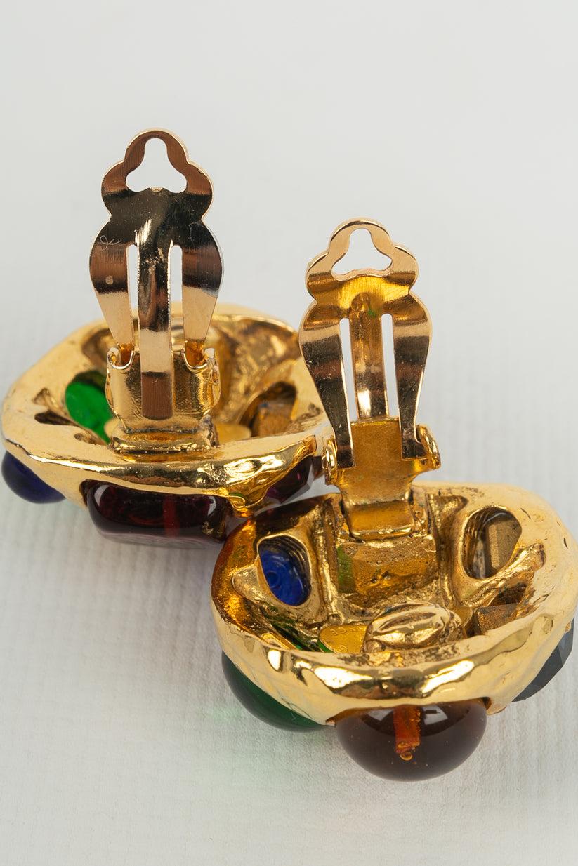 Chanel-Ohrringe aus Gold und Metall mit Cabochons und mehrfarbigen Strasssteinen im Zustand „Gut“ im Angebot in SAINT-OUEN-SUR-SEINE, FR