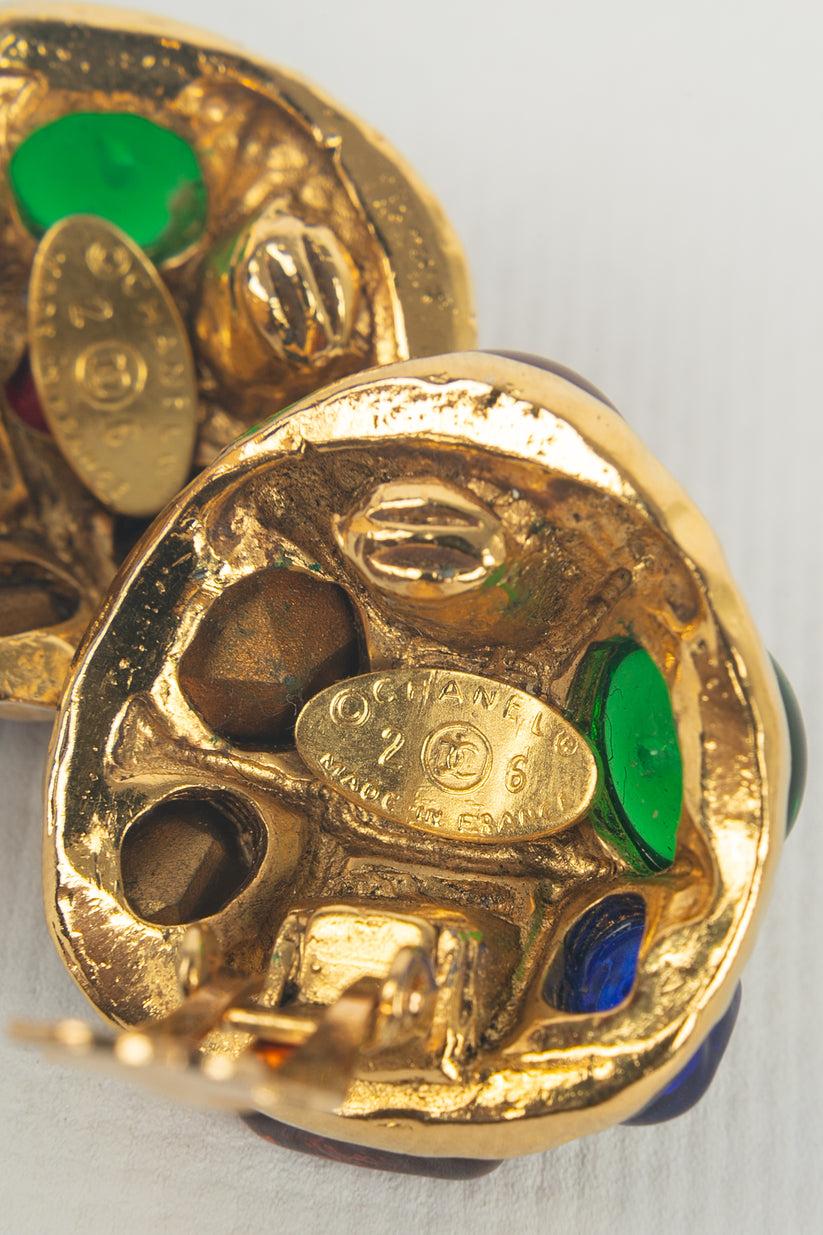 Chanel-Ohrringe aus Gold und Metall mit Cabochons und mehrfarbigen Strasssteinen Damen im Angebot
