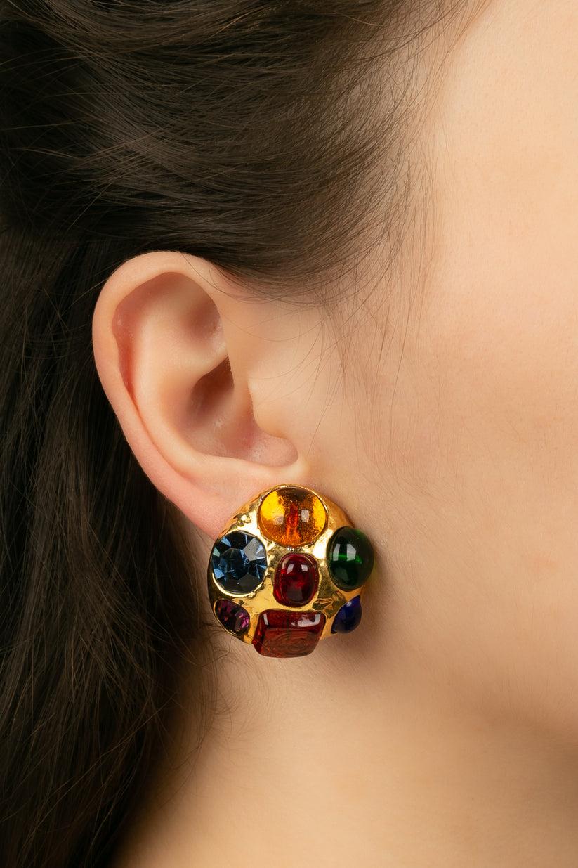 Chanel Earrings in Gold Metal Paved with Cabochons and Multicolored Rhinestones For Sale 1